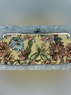 Lulu Floral Tapestry Vintage-look Kiss Lock Clutch